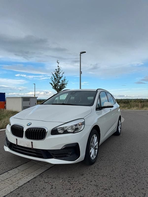 Weiß Gebraucht 2018 BMW 218 Active Tourer Van / Kleinbus | 10.700 € (Guter Preis) - Bild 1/4