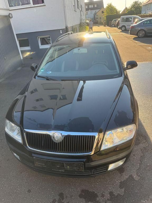 Schwarz Gebraucht 2008 Skoda Octavia Classic Kombi | 2.400 € (Fairer Preis) - Bild 1/4