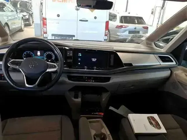 Używany VW Multivan 150 KM (110 kW) 2023 Szary Minivan