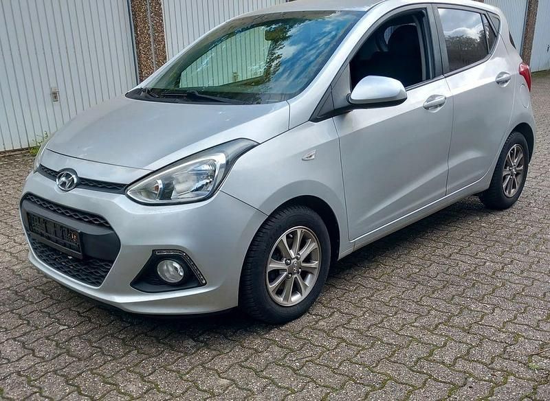Gebraucht Hyundai i10 67 PS (49 kW) 2014 Silber Kleinwagen