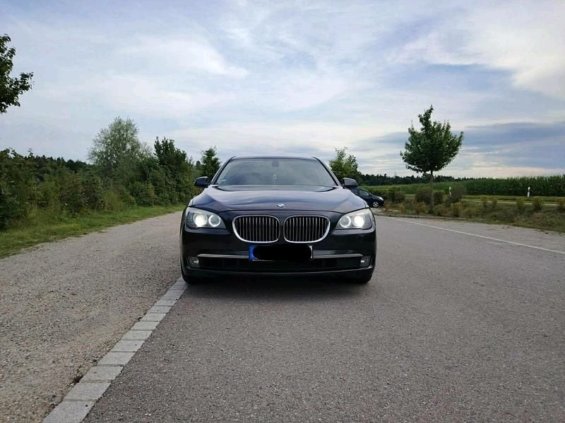 Grau Gebraucht 2010 BMW 730 Limousine | 10.600 € (Superpreis) - Bild 1/4