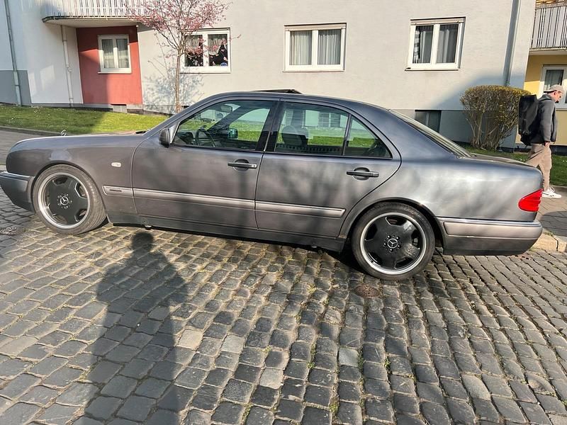 Gebraucht 1998 Mercedes E240 Limousine | 3.800 € (Fairer Preis) - Bild 1/4