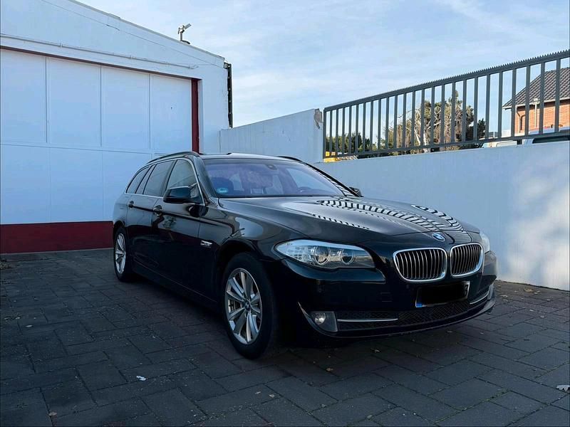Schwarz Gebraucht 2011 BMW 525 Kombi | 9.200 € (Superpreis) - Bild 1/4