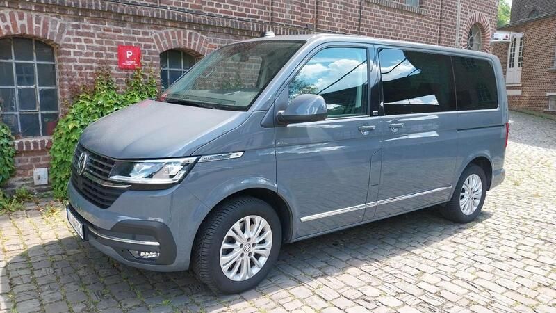 Grau Gebraucht 2022 VW Multivan Comfortline Van / Kleinbus | 51.450 € (Superpreis) - Bild 1/4