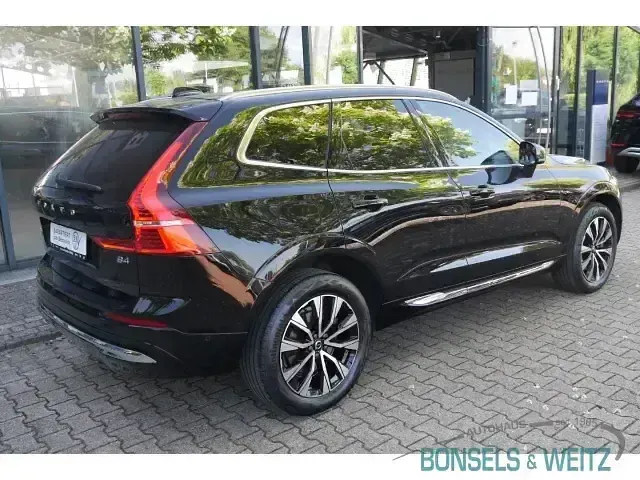 Gebraucht Volvo XC60 Plus 197 PS (144 kW) 2023 Onyx black / metallic (metallic) SUV