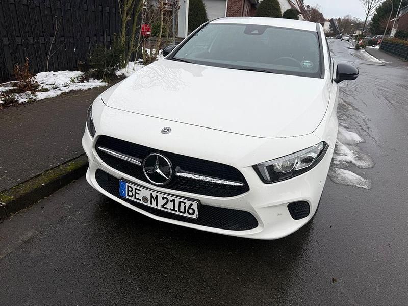 Weiß Gebraucht 2019 Mercedes A180 Limousine | 19.300 € (Fairer Preis) - Bild 1/4