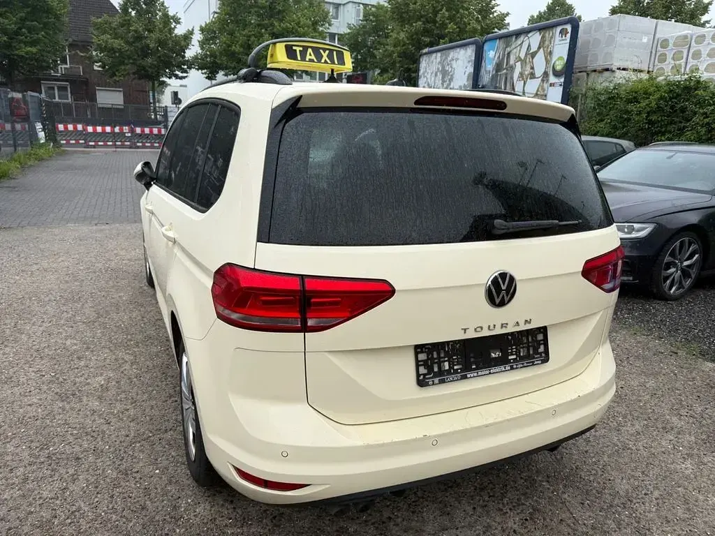 Gebraucht VW Touran 150 PS (110 kW) 2024 Beige Van / Kleinbus