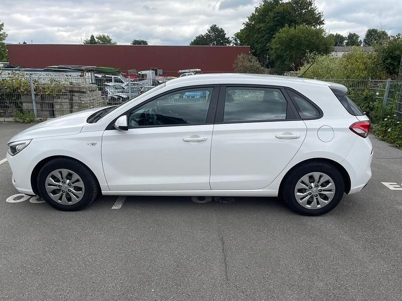 Weiß Gebraucht 2017 Hyundai i30 Passion Limousine | 9.200 € (Fairer Preis) - Bild 1/4