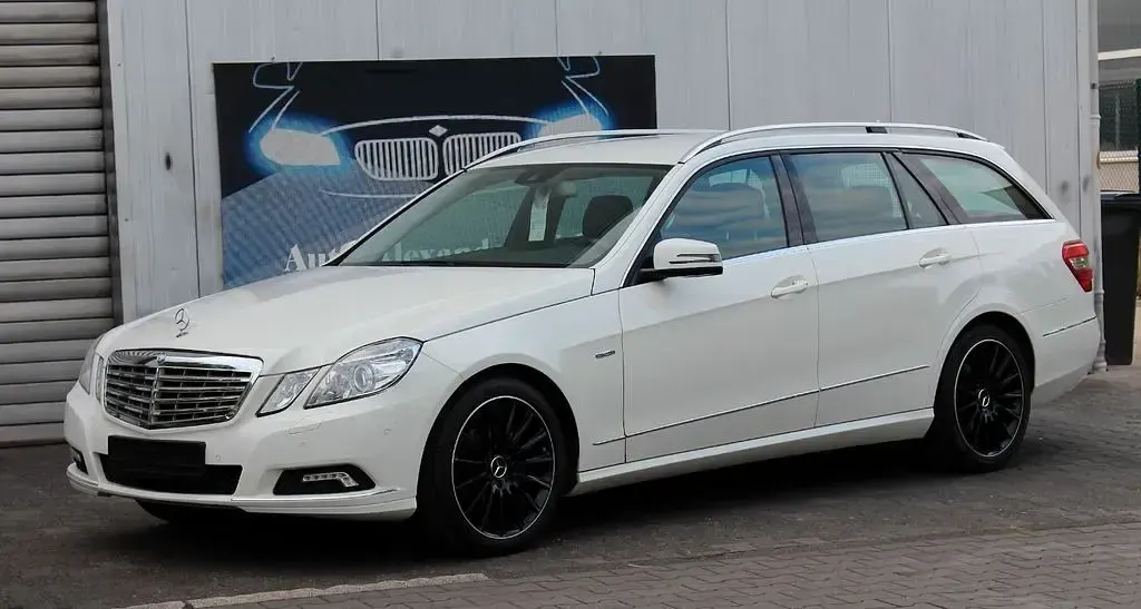 Gebraucht Mercedes E200 Avantgarde 184 PS (135 kW) 2010 Weiß Limousine