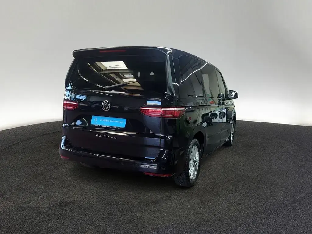 Gebraucht VW Multivan Life 150 PS (110 kW) 2024 Deep black perleffekt Van / Kleinbus