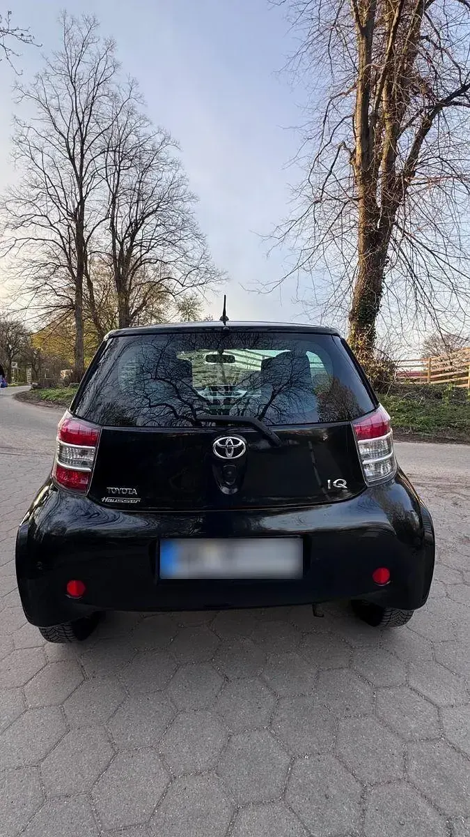 Second-hand Toyota iQ 68 CP (50 kW) 2012 Negru Hatchback