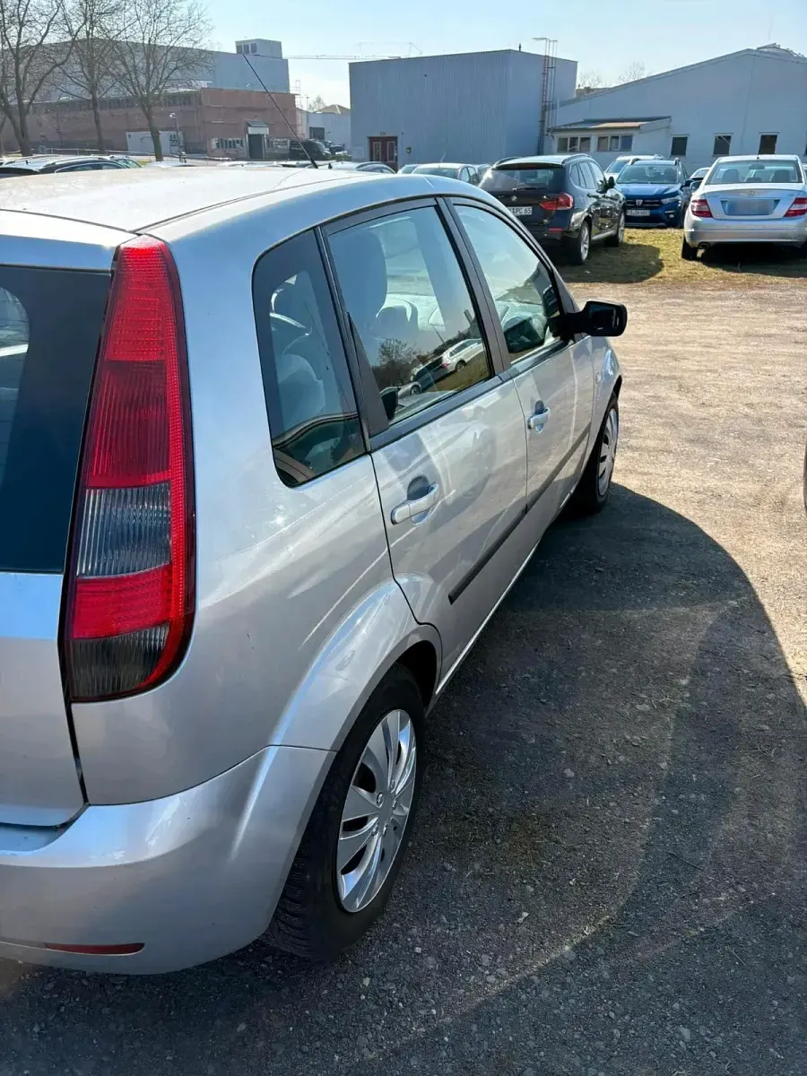 Używany Ford Fiesta 80 KM (58 kW) 2005 Srebrny Hatchback