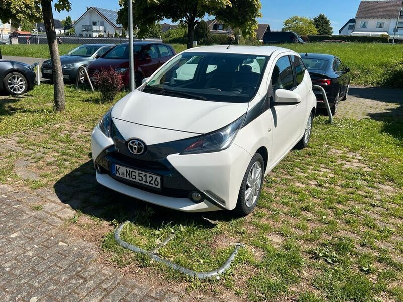 Weiß Gebraucht 2014 Toyota Aygo X-play Kleinwagen | 6.000 € (Fairer Preis) - Bild 1/4