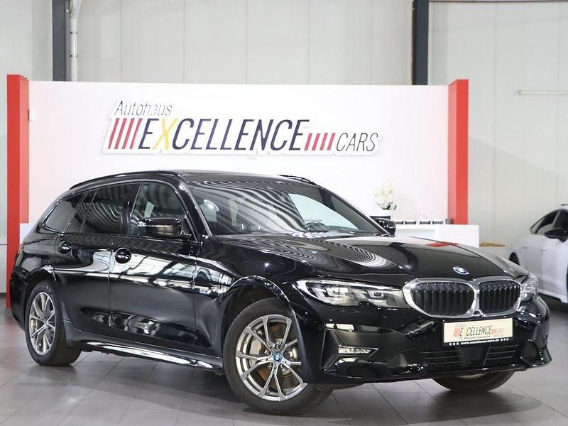 Schwarz Gebraucht 2022 BMW 330e Sport Line Kombi | 27.777 € (Superpreis) - Bild 1/4