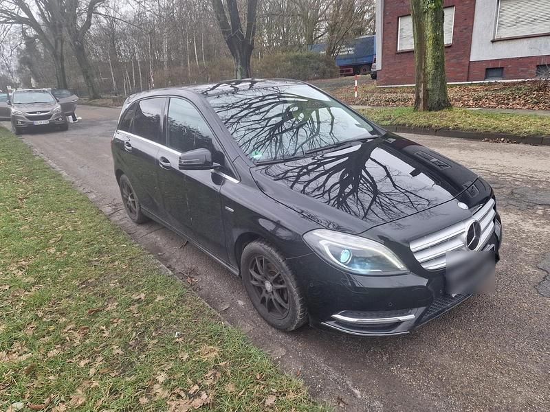 Gebraucht Mercedes B180 122 PS (89 kW) 2012 Schwarz Van / Kleinbus