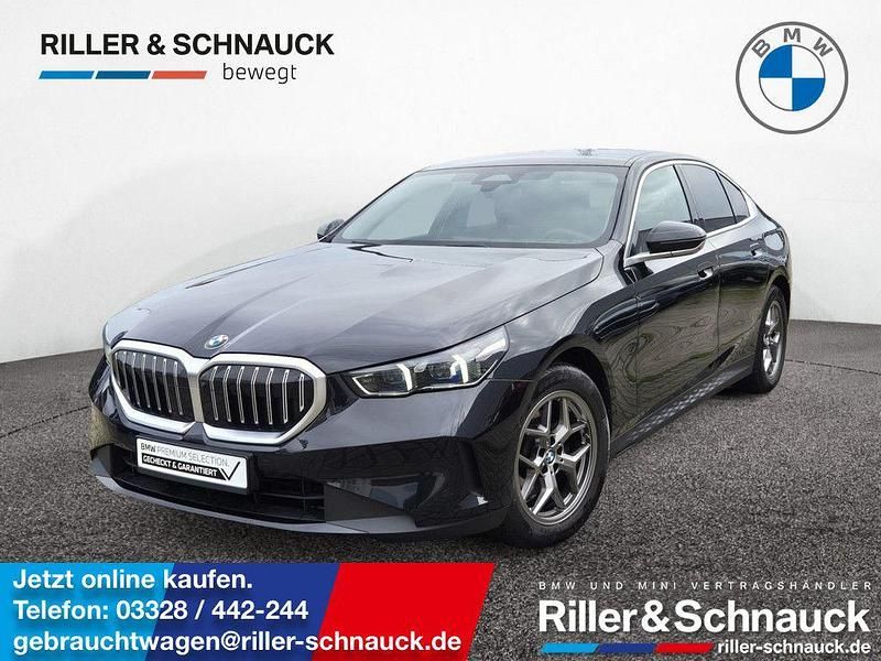 Black sapphire Gebraucht 2024 BMW 520 Sport Line Limousine | 44.950 € (Superpreis) - Bild 1/4