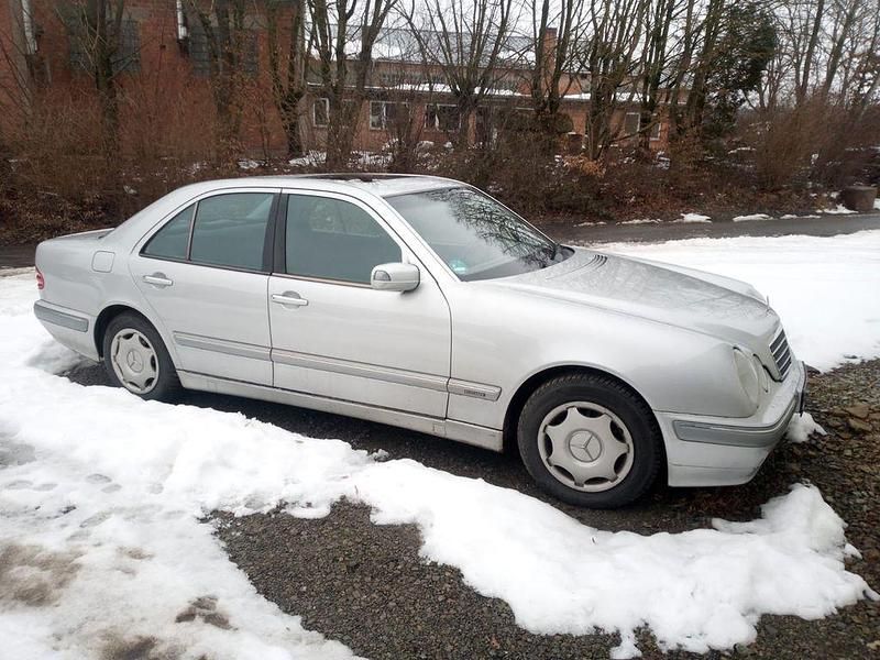 Gebraucht Mercedes E200 Elegance 136 PS (100 kW) 2000 Silber Limousine