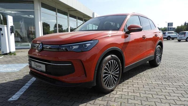 Persimmon red metallic Gebraucht 2025 VW Tiguan Life SUV | 41.985 € (Teuer) - Bild 1/4