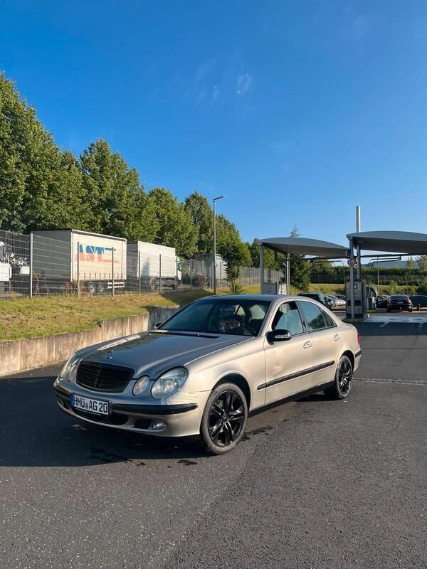 Andere außenfarben Gebraucht 2004 Mercedes E270 Limousine | 3.500 € (Fairer Preis) - Bild 1/4