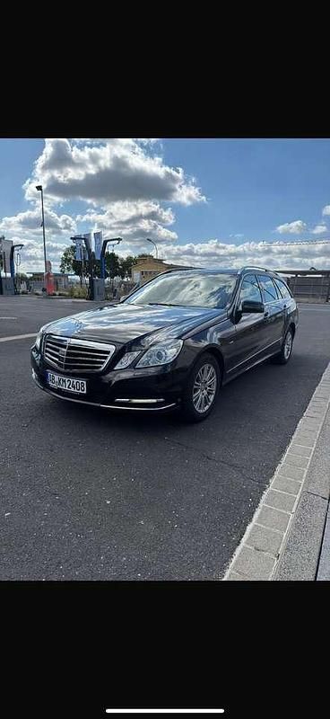 Schwarz Gebraucht 2010 Mercedes E250 Kombi | 8.500 € (Superpreis) - Bild 1/4
