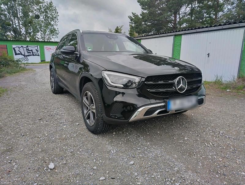 Schwarz Gebraucht 2020 Mercedes GLC300e SUV | 32.000 € (Fairer Preis) - Bild 1/4