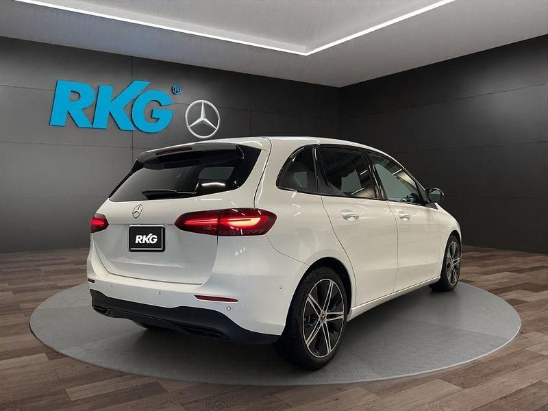 Gebraucht Mercedes B200 Progressive 163 PS (119 kW) 2025 Weiß Van / Kleinbus