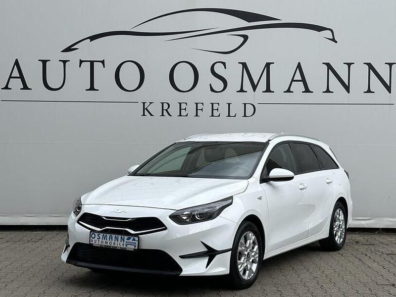 Weiß Gebraucht 2023 Kia Ceed Attract Limousine | 19.950 € (Fairer Preis) - Bild 1/4