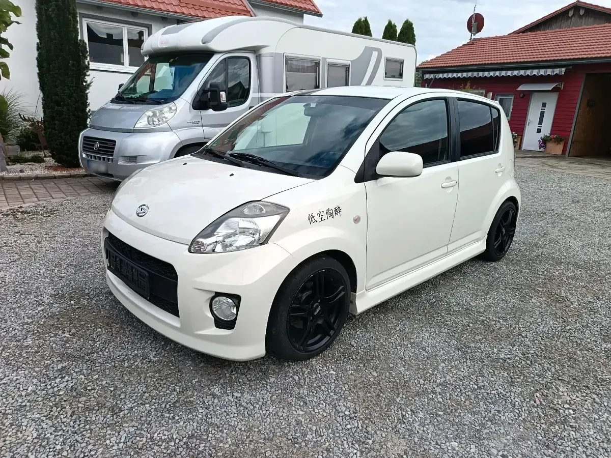 Gebraucht Daihatsu Sirion 105 PS (77 kW) 2010 Weiß Kleinwagen