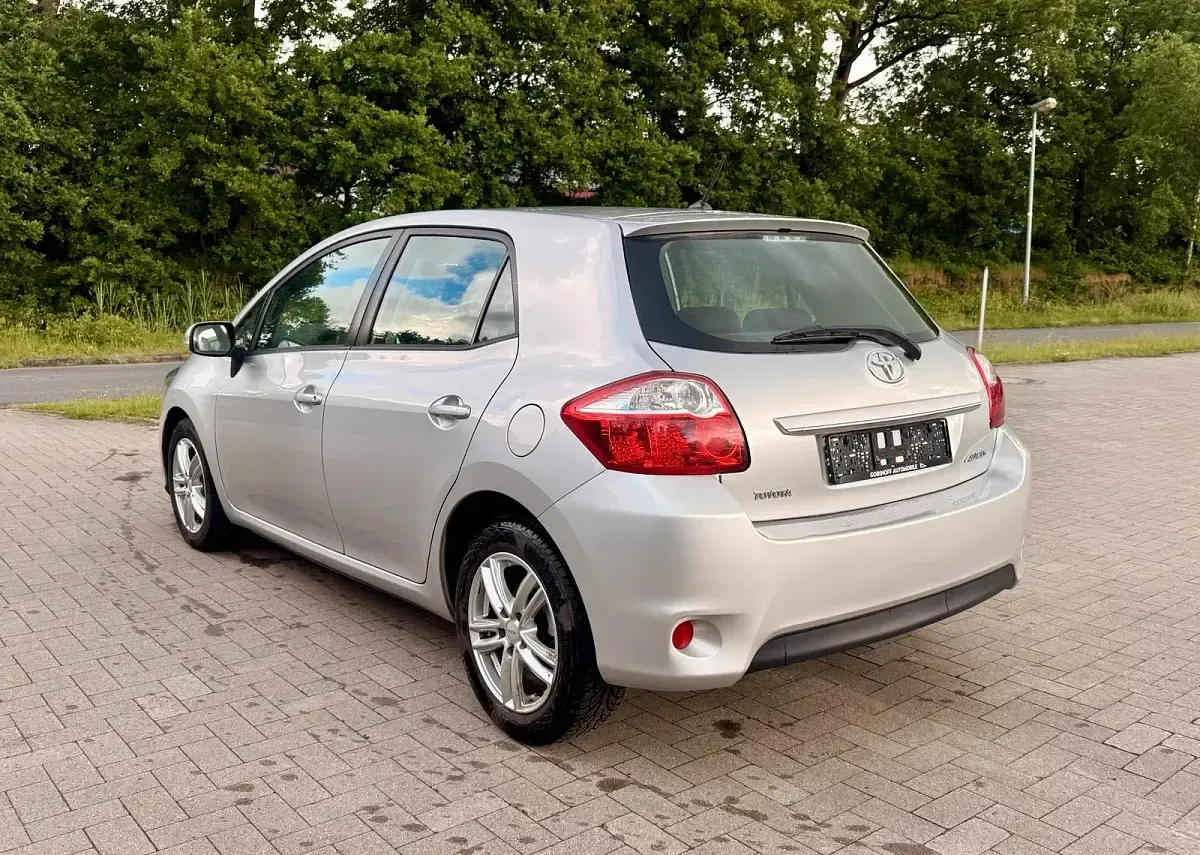 Gebraucht Toyota Auris 99 PS (72 kW) 2012 Silber Kleinwagen