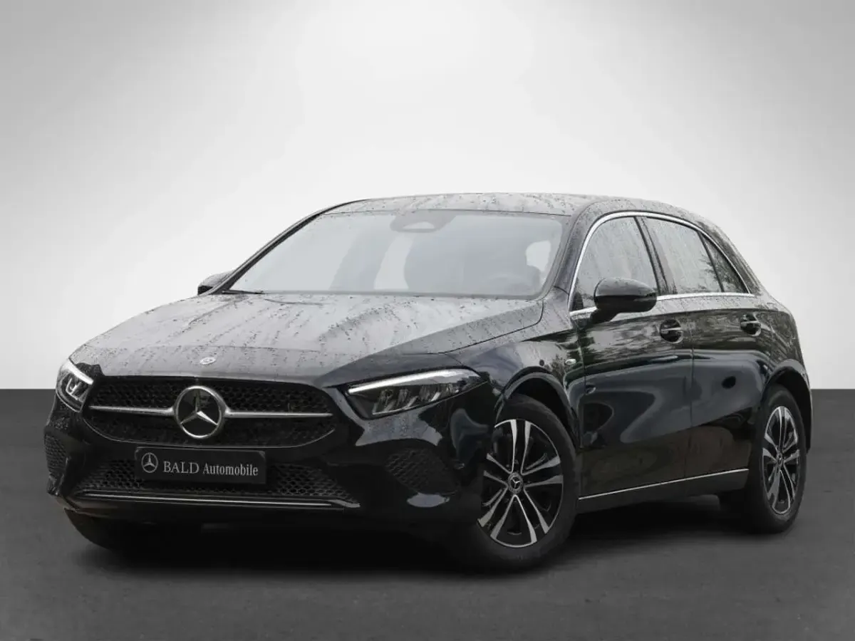 Gebraucht Mercedes A250 Progressive 163 PS (119 kW) 2025 Schwarz metalliclack kosmossch Limousine