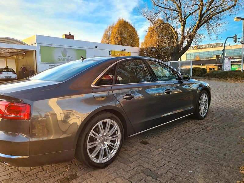 Grau Gebraucht 2013 Audi A8 Limousine | 16.999 € - Bild 1/4