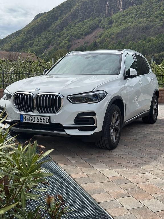 Weiß Gebraucht 2022 BMW X5 Sport Line SUV | 51.600 € (Fairer Preis) - Bild 1/4