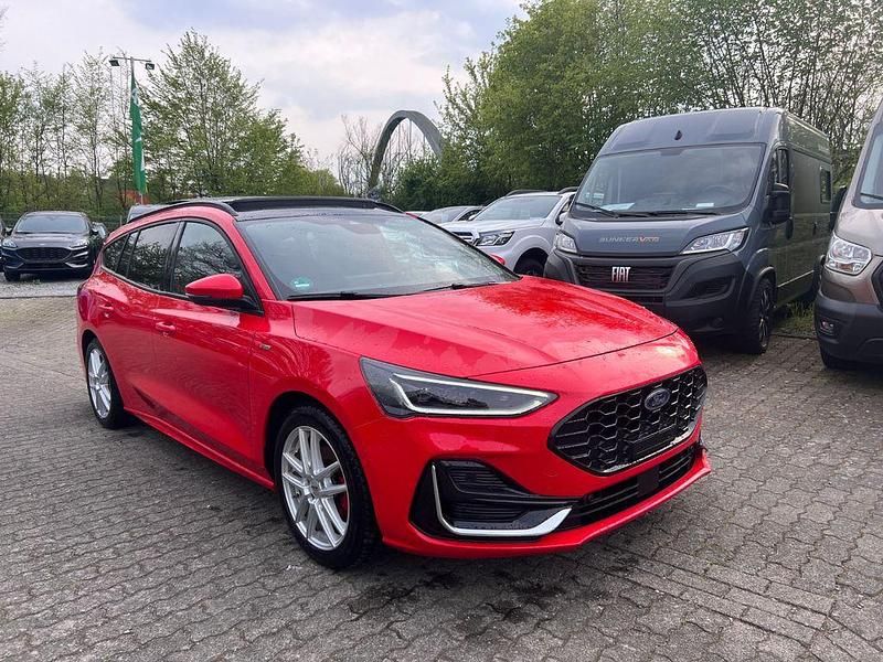 Używany Ford Focus ST-Line 155 KM (114 kW) 2022 Czerwony Sedan/Limuzyna