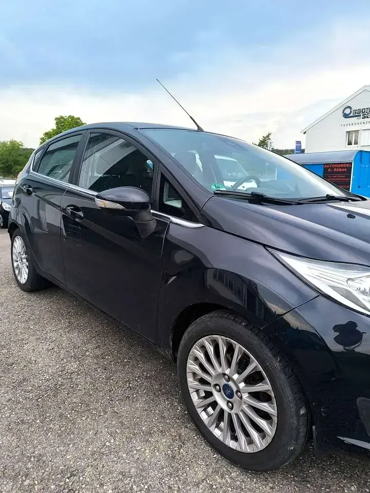 Gebraucht Ford Fiesta Titanium 101 PS (74 kW) 2012 Pantherschwarz metallic Kleinwagen