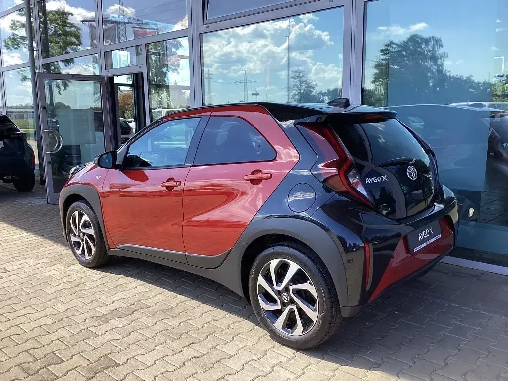 Gebraucht Toyota Aygo X Team 72 PS (52 kW) 2024 Chili red / night sky black SUV