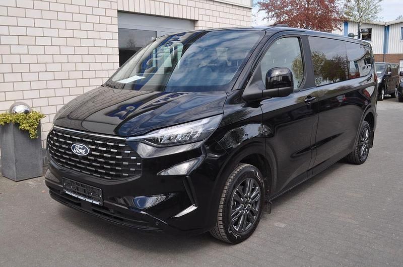 Second-hand Ford Tourneo Titanium 136 CP (100 kW) 2025 Negru Monovolum