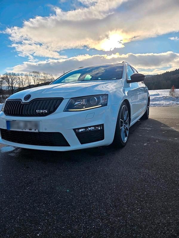 Weiß Gebraucht 2017 Skoda Octavia RS Kombi | 14.500 € (Teuer) - Bild 1/4