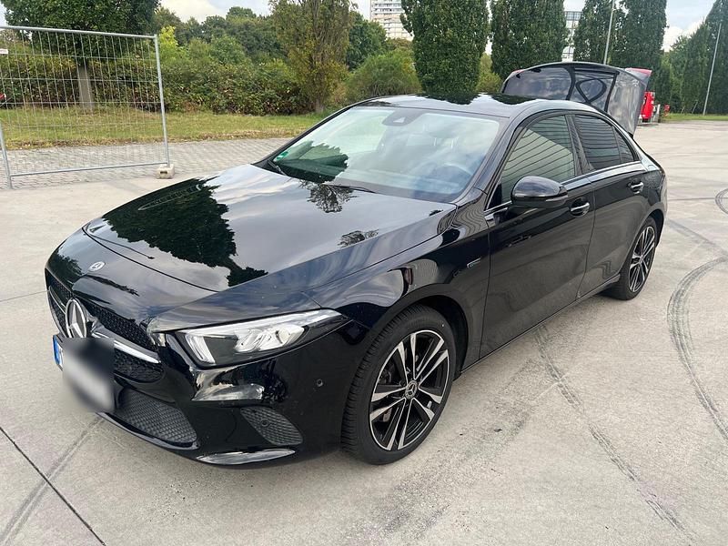 Schwarz Gebraucht 2020 Mercedes A250 AMG Limousine | 25.500 € (Etwas zu teuer) - Bild 1/4