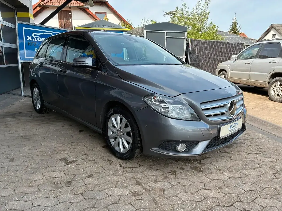 Gebraucht Mercedes B200 156 PS (114 kW) 2013 Grau Kleinwagen