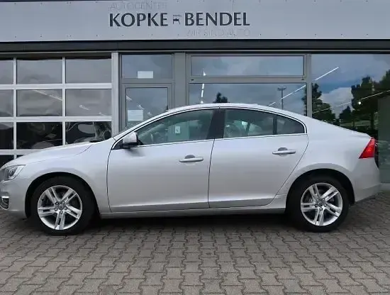 Gebraucht Volvo S60 Momentum 152 PS (111 kW) 2017 Bright silver metallic Limousine