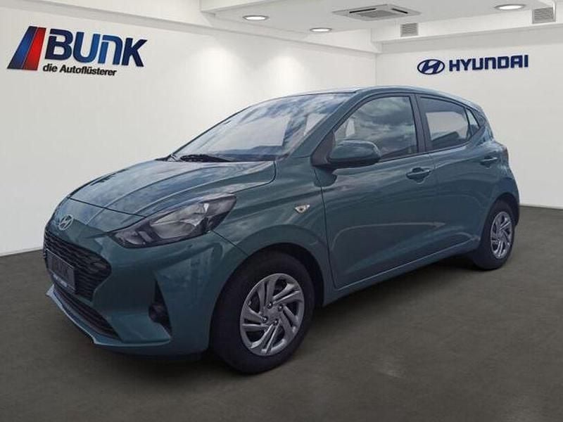 Mangrove green Neu 2025 Hyundai i10 Select Kleinwagen | 16.990 € (Fairer Preis) - Bild 1/4