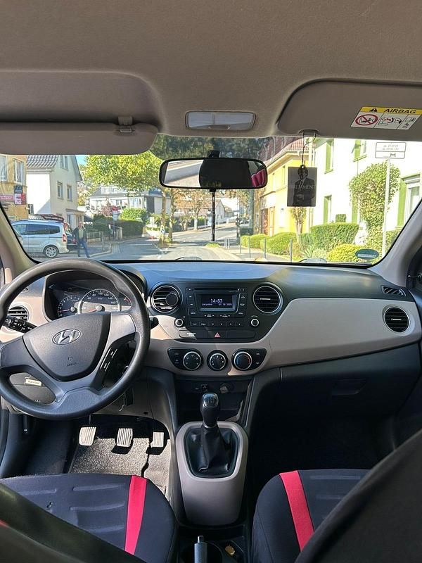 Gebraucht Hyundai i10 Classic 67 PS (49 kW) 2015 Weiß Kleinwagen