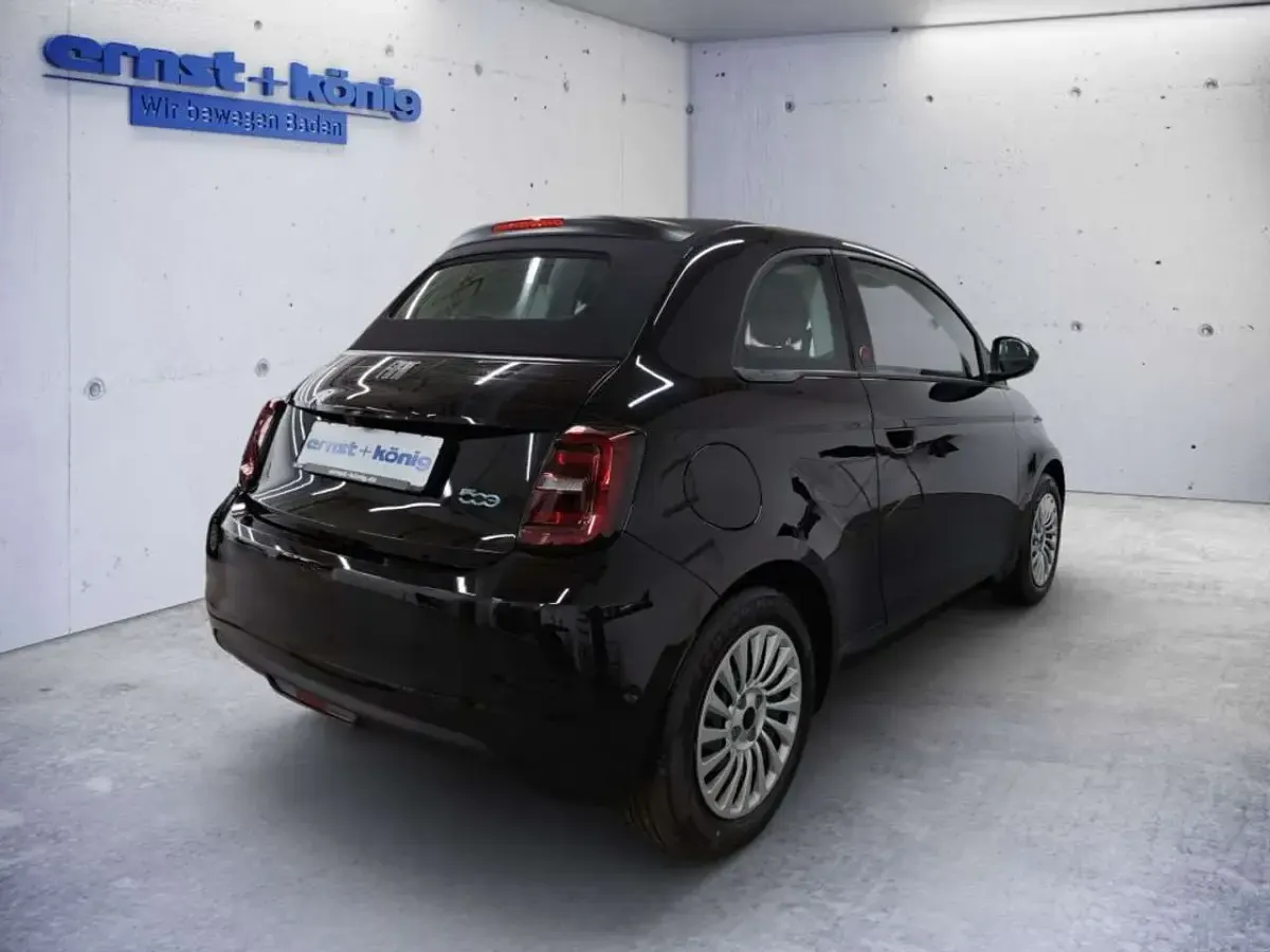 Neu Fiat 500e Red 86 kW (118 PS) 2025 Onyx black Cabrio