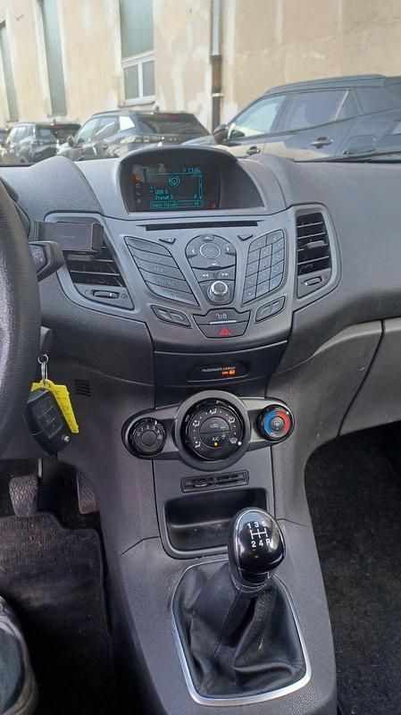 Gebraucht Ford Fiesta Trend 75 PS (55 kW) 2015 Grau Kleinwagen