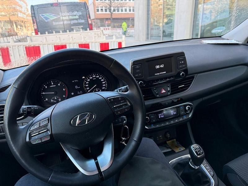 Gebraucht Hyundai i30 Select 110 PS (80 kW) 2018 Braun Limousine