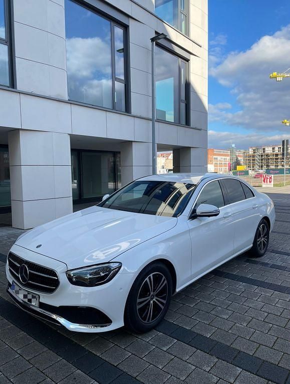 Weiß Gebraucht 2020 Mercedes E220 Avantgarde Limousine | 39.000 € (Etwas zu teuer) - Bild 1/4