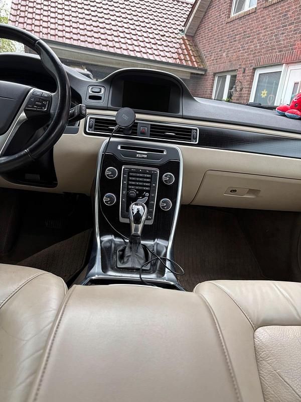Gebraucht Volvo V70 Momentum 181 PS (133 kW) 2014 Schwarz Kombi