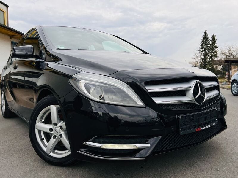 Schwarz Gebraucht 2013 Mercedes B180 Van / Kleinbus | 7.490 € (Guter Preis) - Bild 1/4