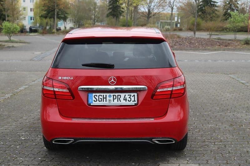 Gebraucht Mercedes B180 109 PS (80 kW) 2017 Rot Van / Kleinbus