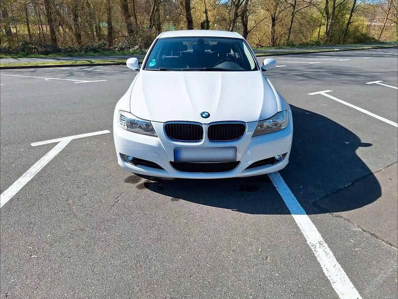 Gebraucht BMW 318 143 PS (105 kW) 2011 Weiß Limousine